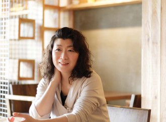 벚꽃이 흐드러지게 만개한 어느 봄 날 만난 배우 진선미